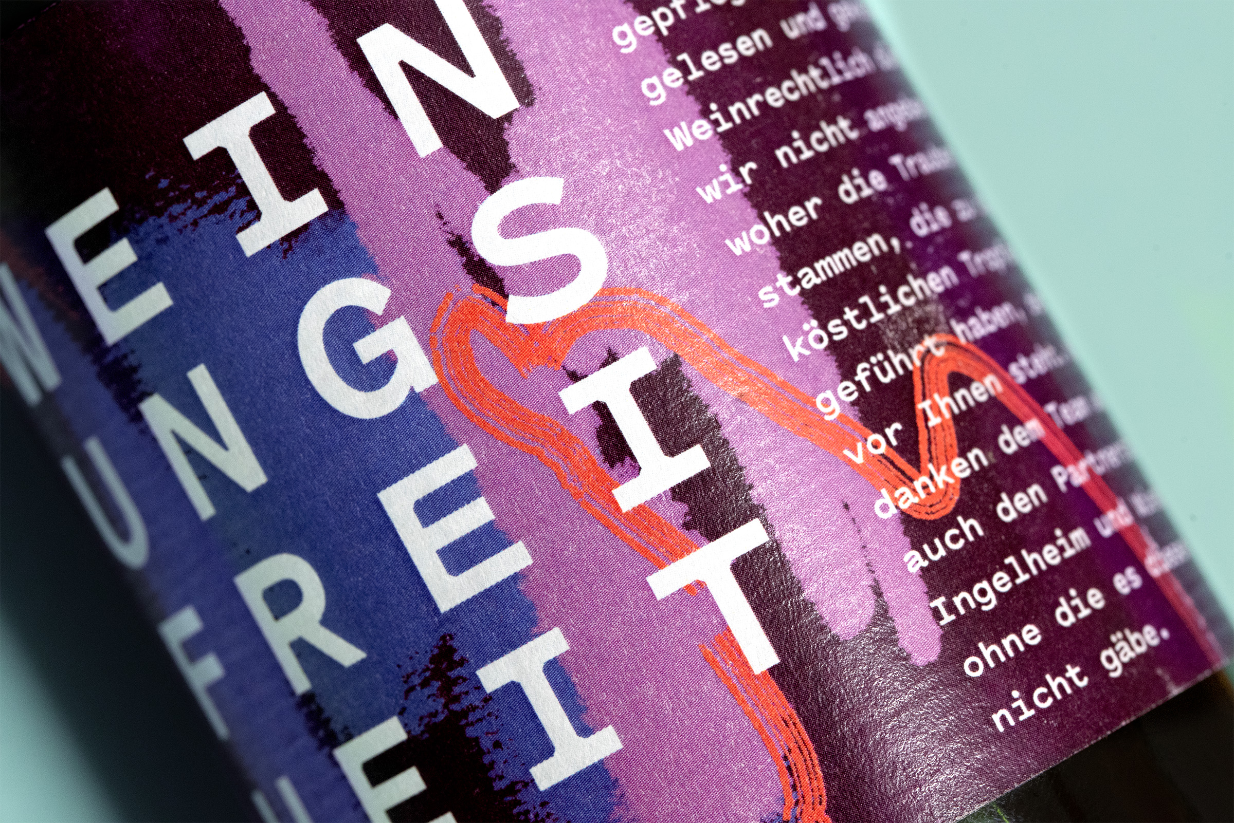 Closeup Rotweinlabel, Weinungsfreiheit, studio_upstruct